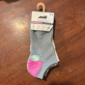 4 pairs of Avia socks